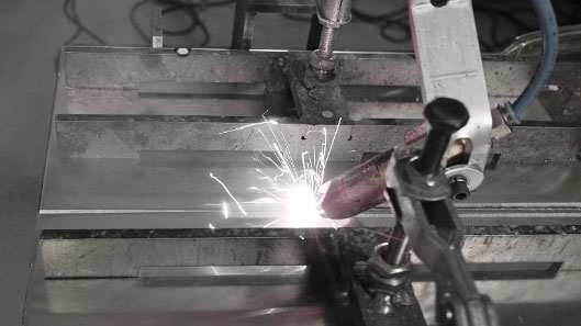 Pre-weld laser cleaning and laser welding performed simultaneously