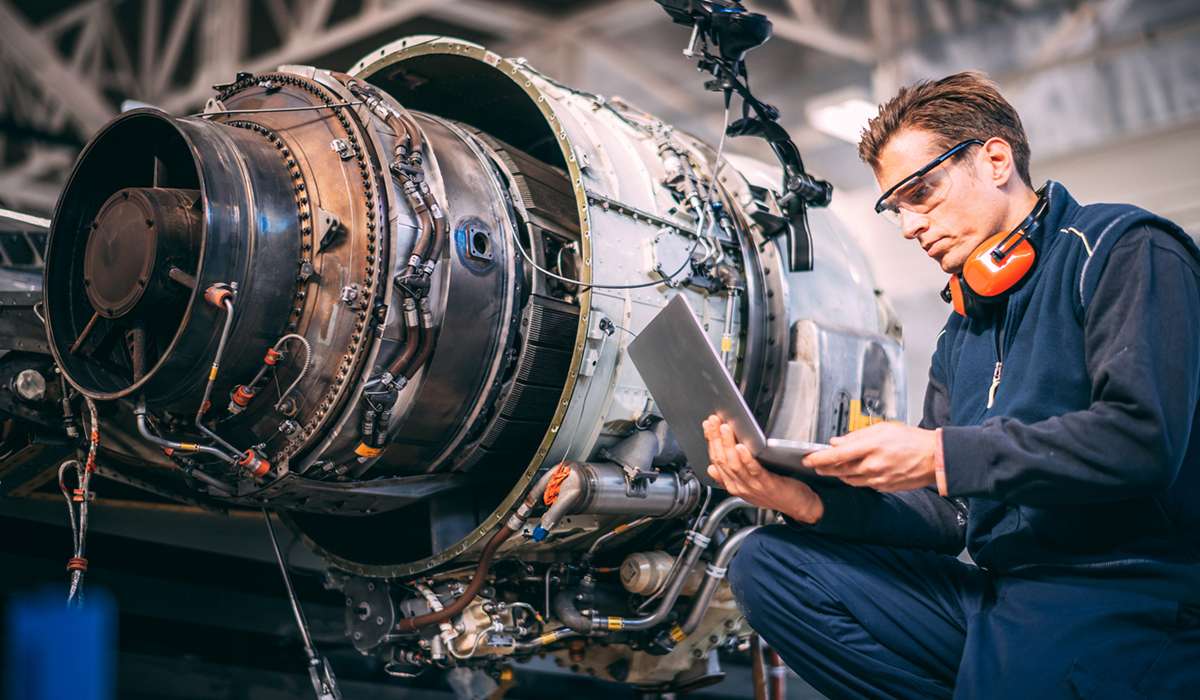 航空機ジェットエンジンの修理および整備を行う航空機技術者